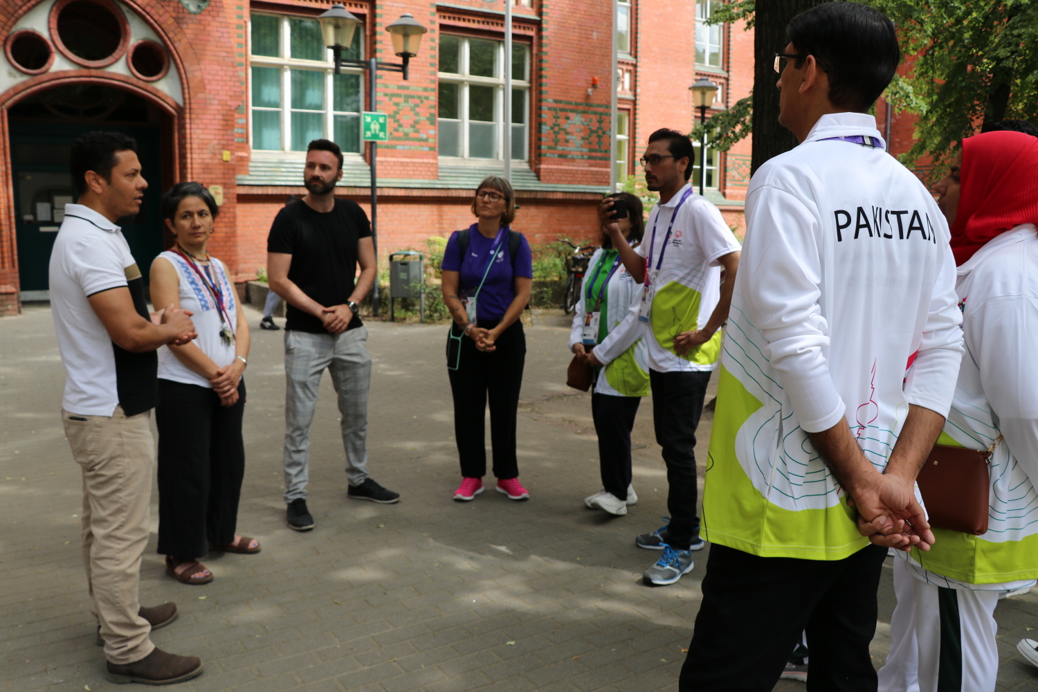 Teil der pakistanischen Delegation vor der Schule am Zille-Park in Berlin Mitte