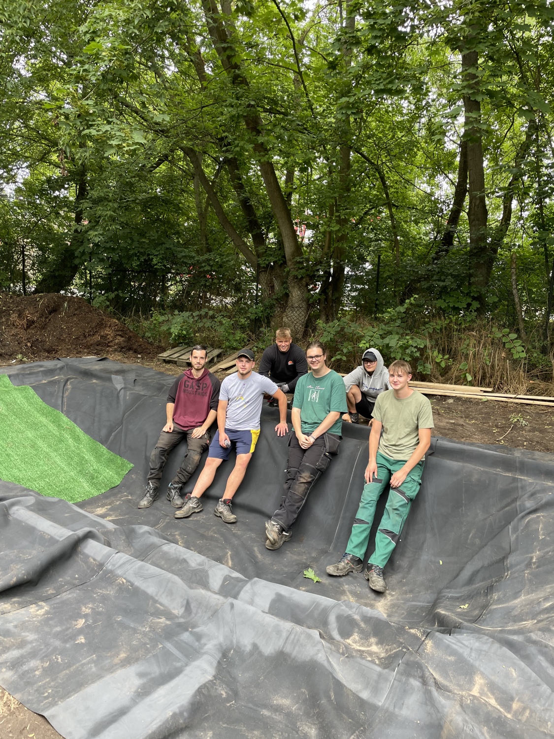 Azubis des Straßen- und Grünflächenamtes Mitte bauen einen Teich im Schul-Umweltzentrum