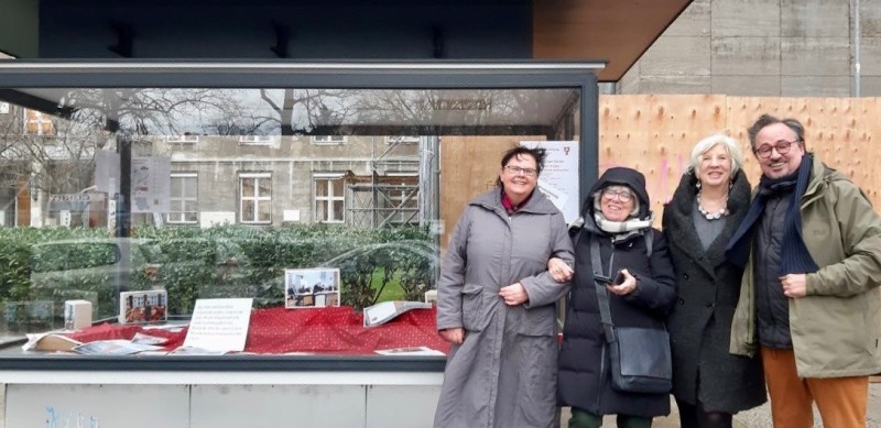 Vitrine vor dem Rathaus Tiergarten