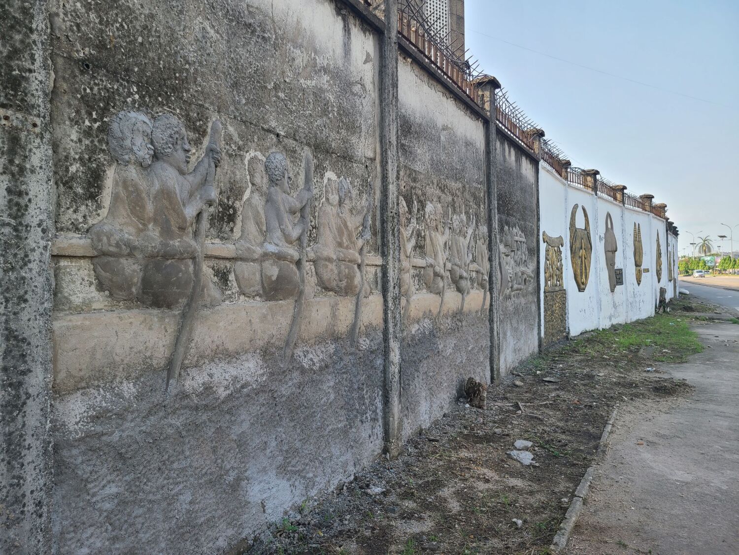 In Restauration befindende Stadtmauer, auf der die Geschichte Doualas dargestellt wird