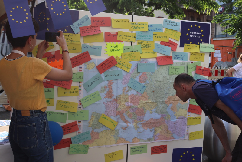 Das Bild zeigt eine Europakarte mit angehefteten Zetteln, auf denen Wünsche für Europa stehen.