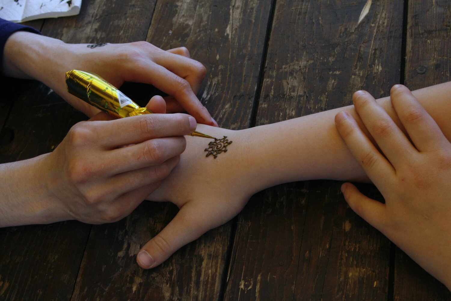 Maifest 2024 - Hand mit henna-Malerei
