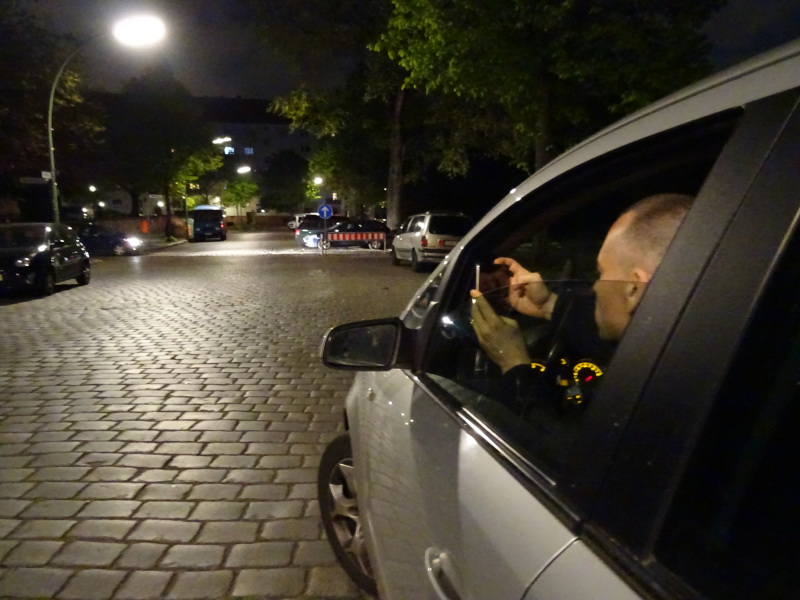Neuköllner Müll-Sheriffs: Ein Mann fotografiert aus einem Auto heraus