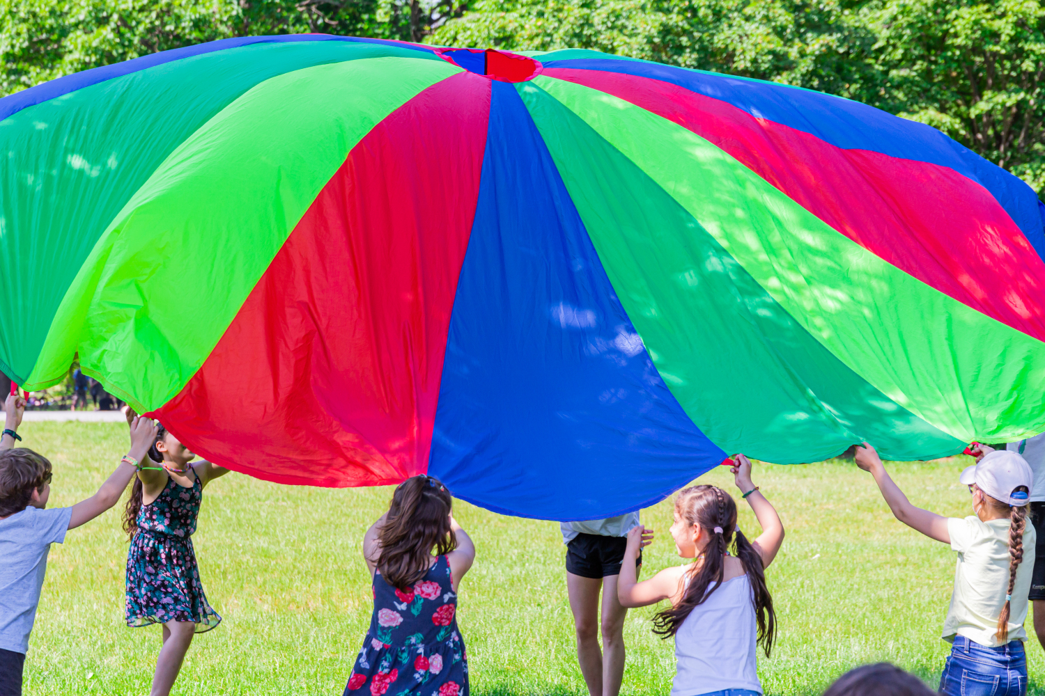 Fair Play im Park - Kinder beim Sommerfest auf Wiese