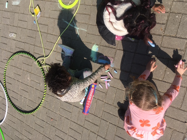 Prinzessinenen-Zirkus-Workshop - Kinder malen mit Kreide auf der Erde