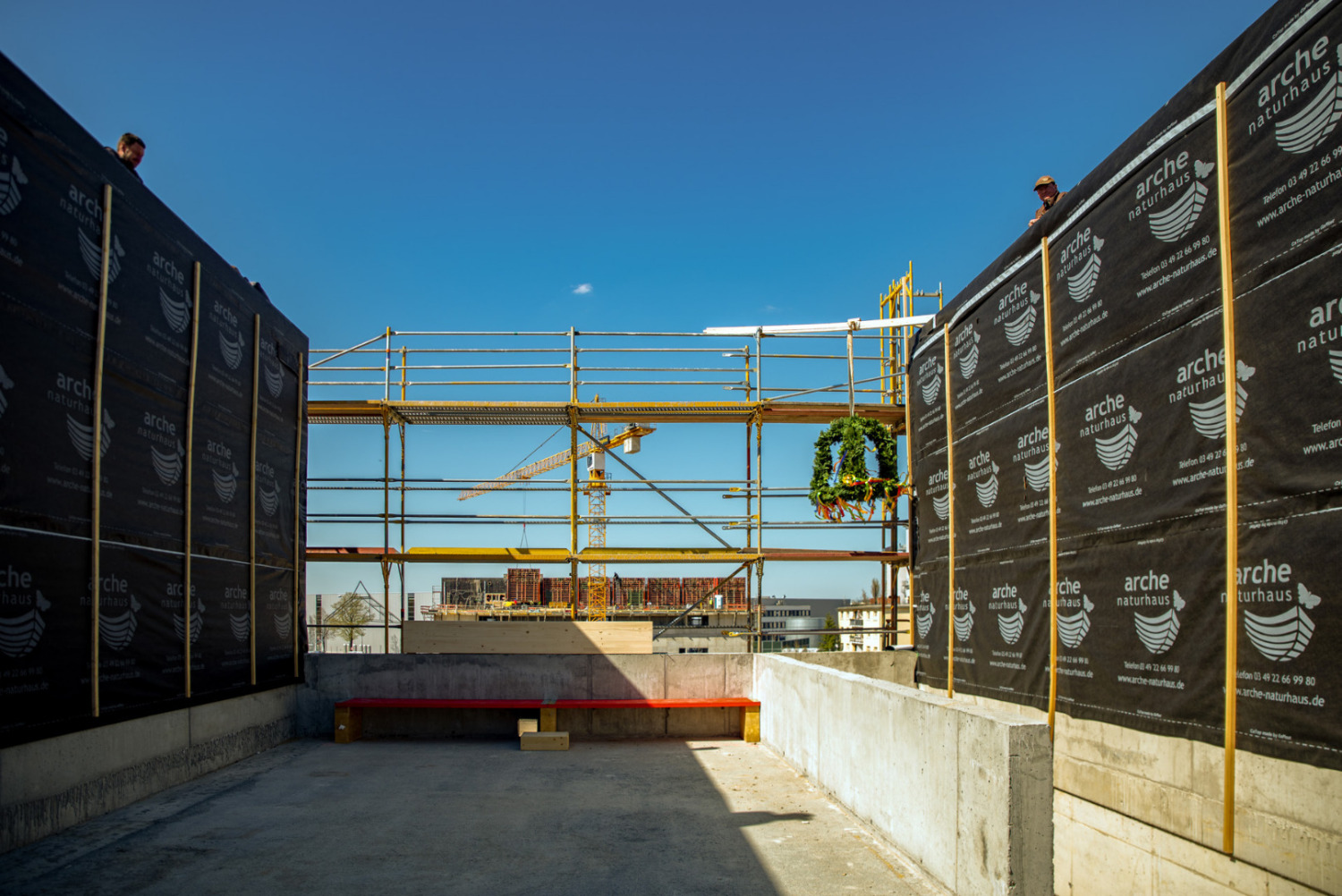 Baugerüst mit Richtkranz an Rohbau Clay-Schule