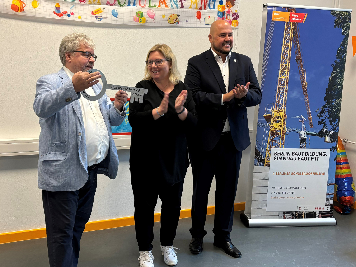 (v.l.n.r.): Schulleiter Wolfgang Teuscher, Bezirksstadträtin Dr. Carola Brückner und Bezirksbürgermeister Frank Bewig bei der symbolischen Schlüsselübergabe. 