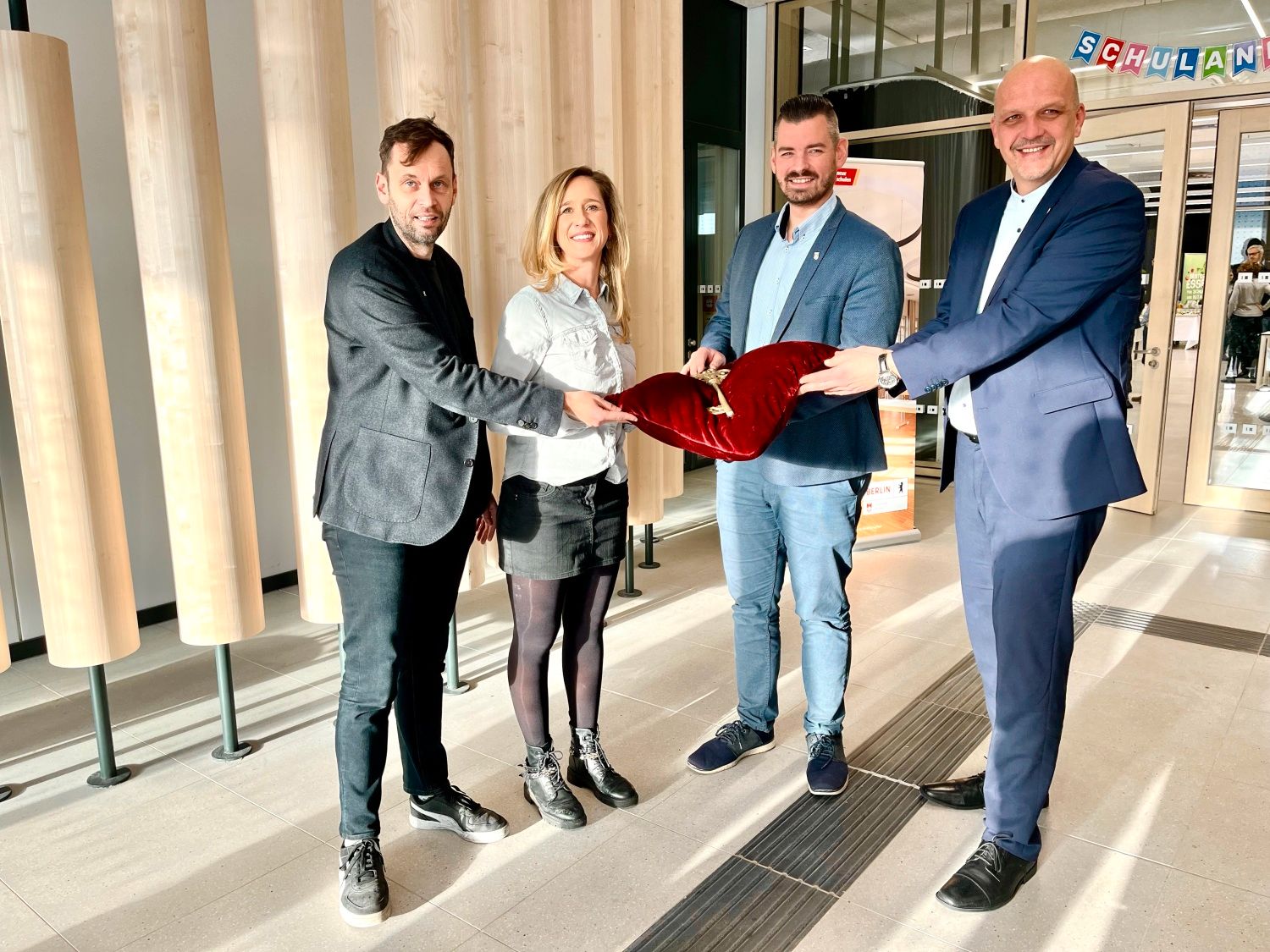 BSO-Akteure bei Übergabe des symbloschen Schlüssels für die Maria-Leo-Grudnschule