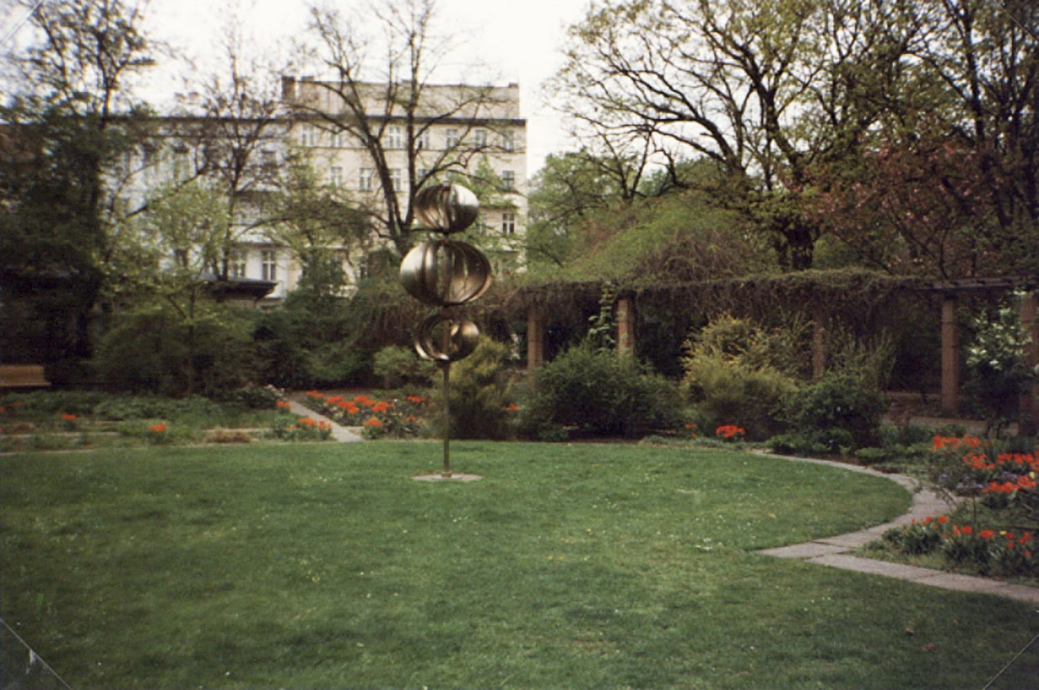 Das "Windspiel", Metall, von Achim Kühn, 1973, Foto um 2000. Es befand sich früher im Rosengarten des Märchenbrunnens. Heute steht es gegenüber dem Bachlauf.