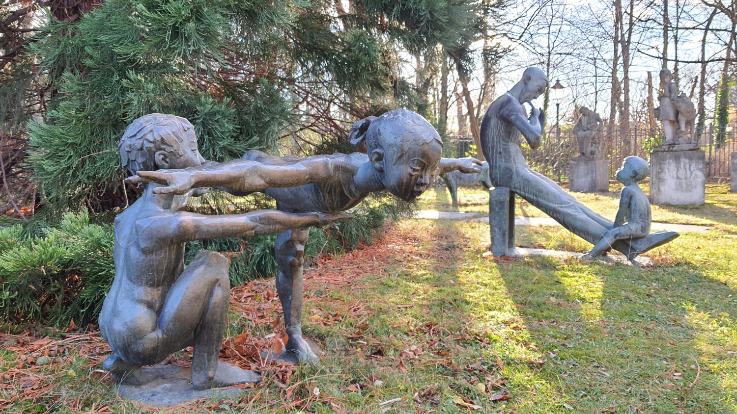 Die Skulpturensammlung, Foto 2021 („Turnübung“, Bronze von Birgit Horota, 1977 und „Mundharmonikaspieler“, Bronze von Hans-Detlef Hennig, 1964)