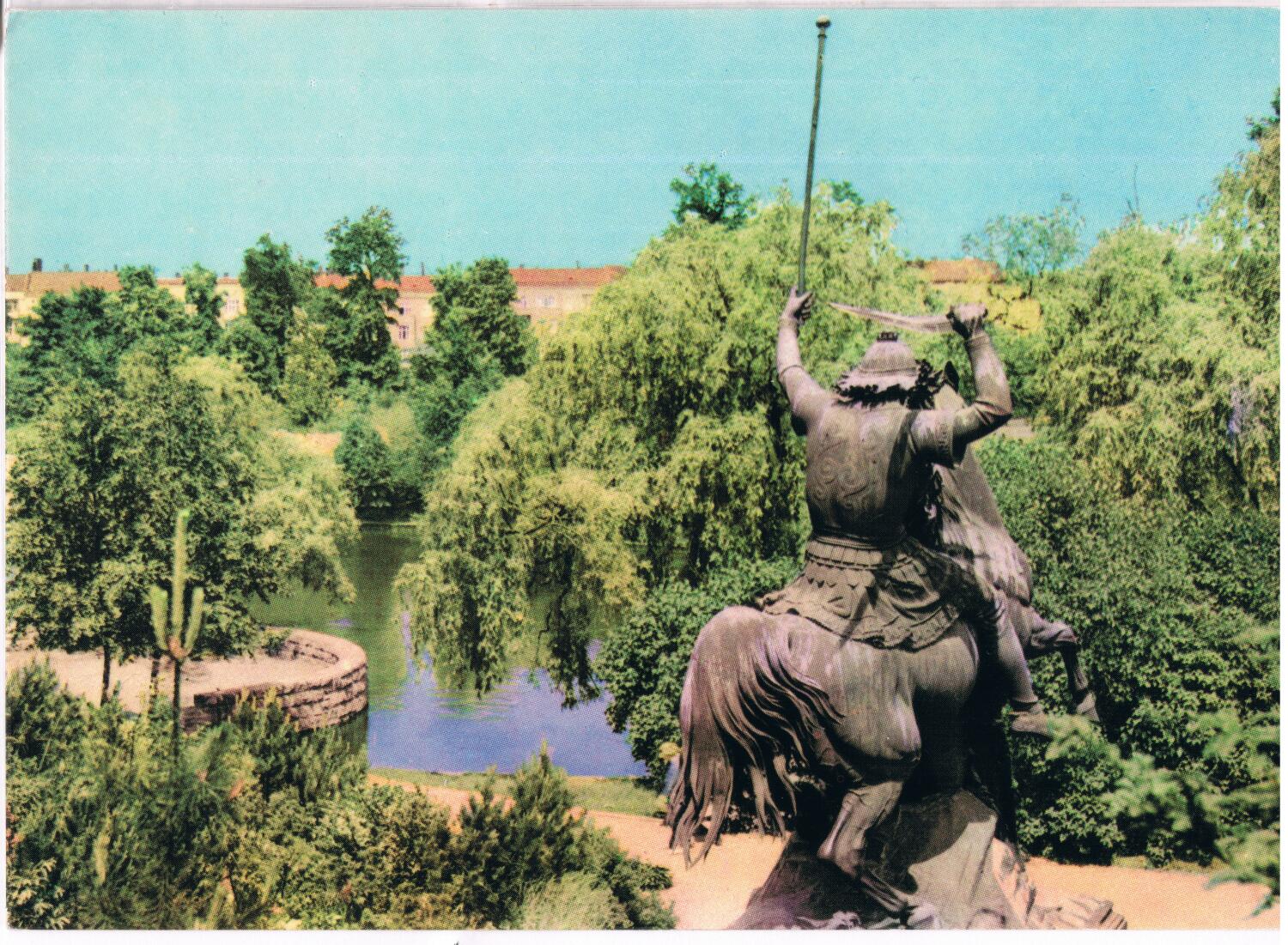 Die Plastik „St. Georg – Der Drachentöter“ am Ufer des Großen Teiches (heute im Nikolaiviertel), Postkarte um 1960