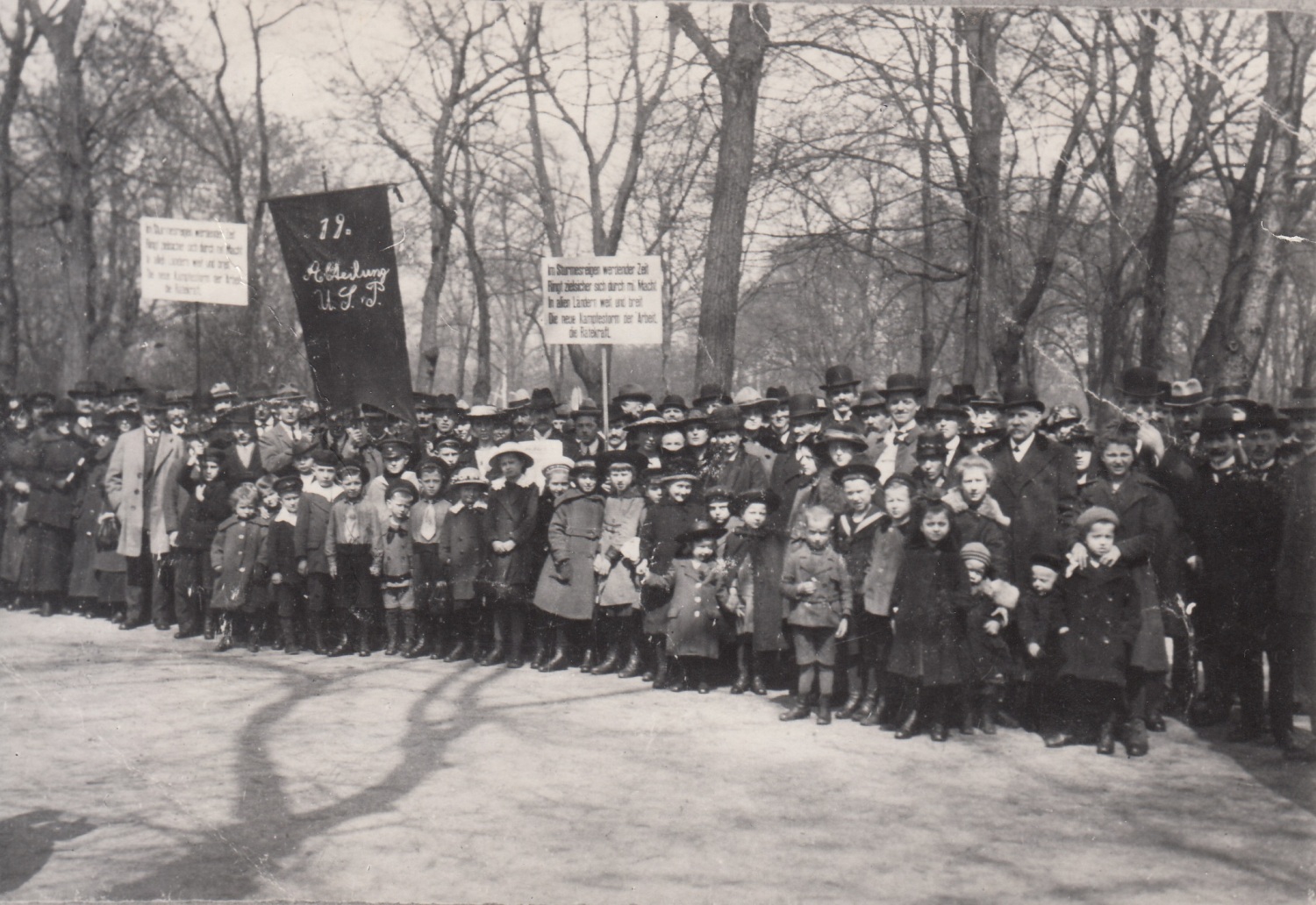 Frauen, Kinder und Männer auf Kundgebung auf dem Friedhof der Märzgefallenen, Historisches Foto 1919