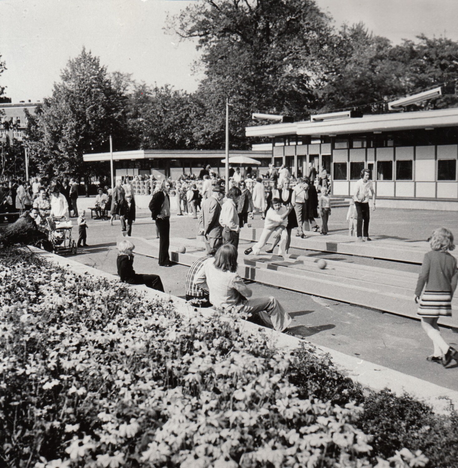 Gaststätte mit Freizeitbereich (u.a. Kegelbahn, Minigolf, Ausleihe für spiel- u. Sportgeräte, Foto um 1965