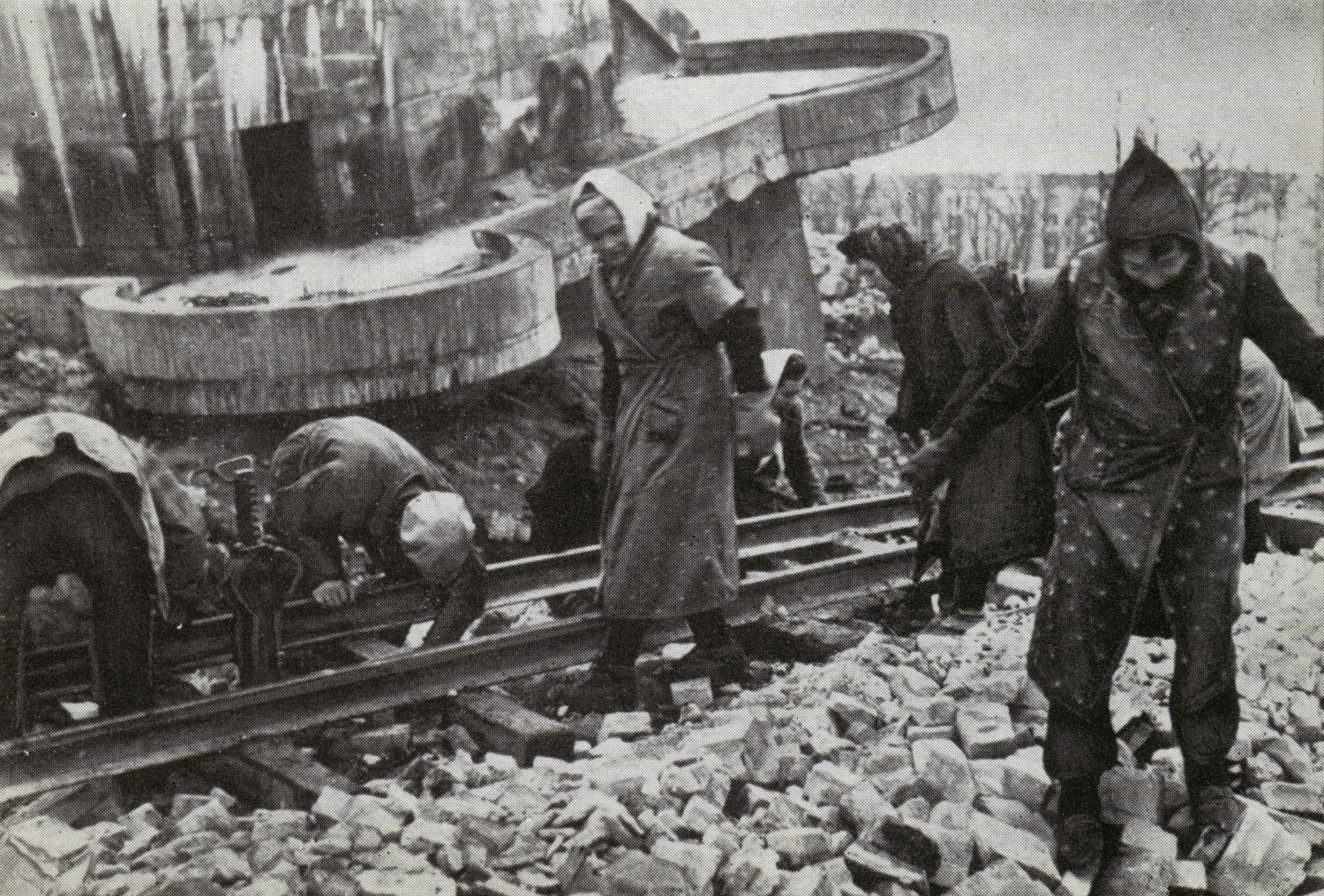 Arbeiterinnen und Arbeiter beim Verlegen der Gleise, Foto um 1950