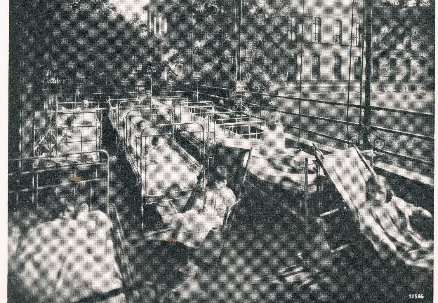 Kinderliege in der chirurgischen Abteilung vom Krankenhaus Friedrichshain, Foto um 1930