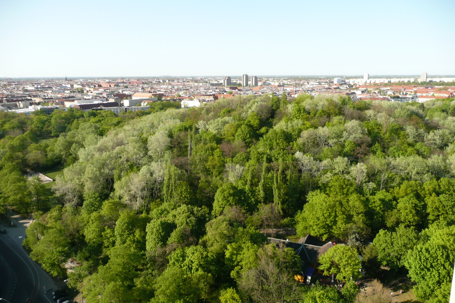 Blick vom Hochhaus Platz der Vereinten Nationen zum Großen Bunkerberg, Foto 2009