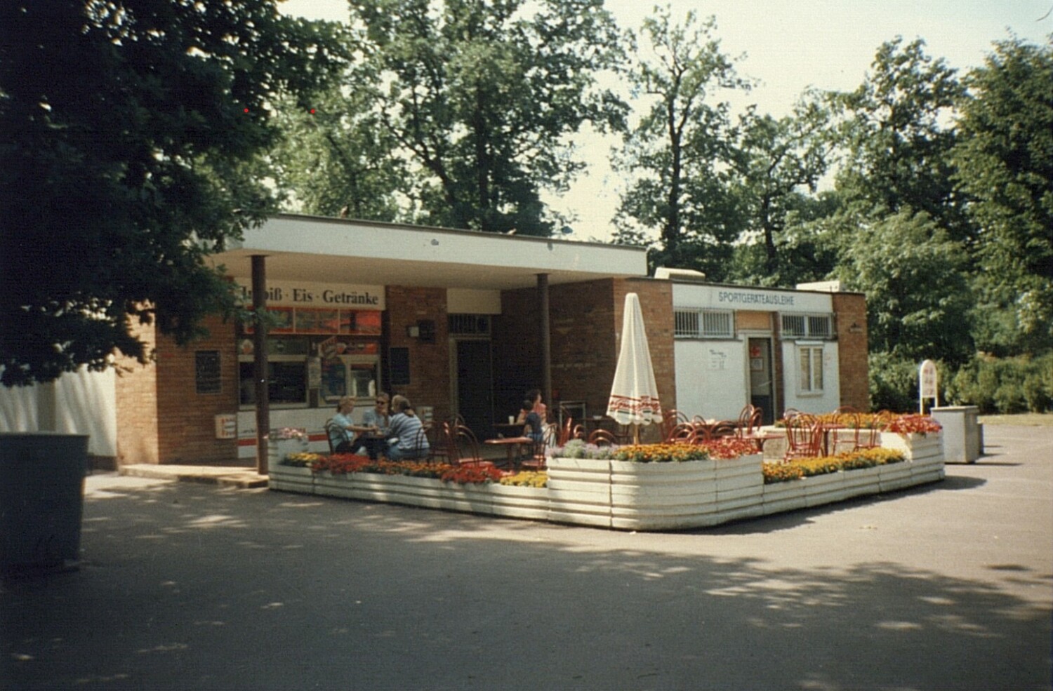 Freizeitzentrum mit Sportgeräteausleihe, Foto aus 1960er Jahre