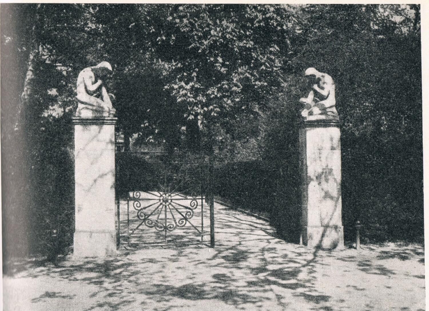 Das alte Tor am Friedhof der Märzgefallenen, gestaltet von L. Hoffmann, Foto 1925