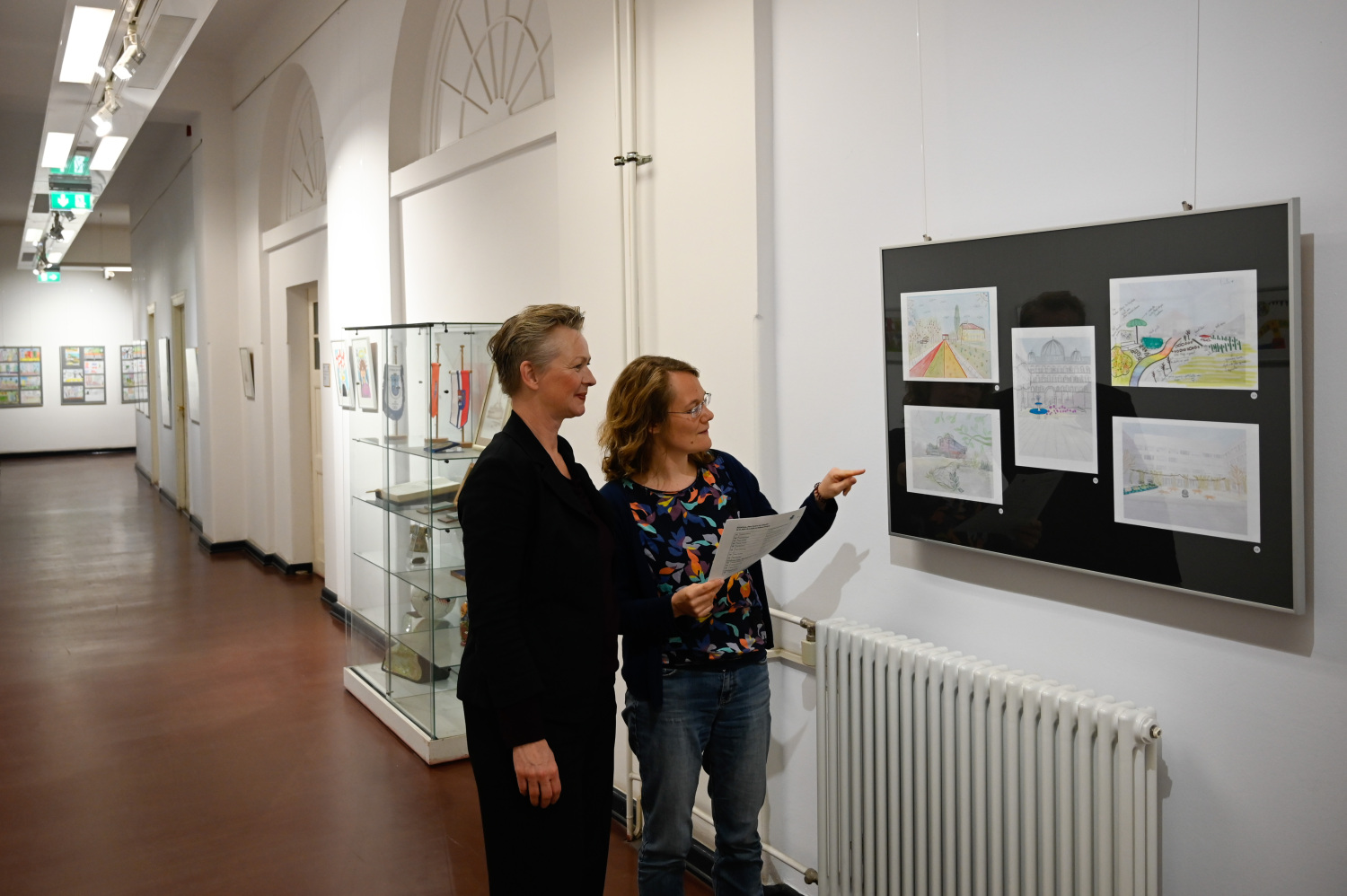 Bezirksbürgermeisterin Dr. Cordelia Koch und Angelika Haaser (Leitstelle Klimaschutz) in der Ausstellung