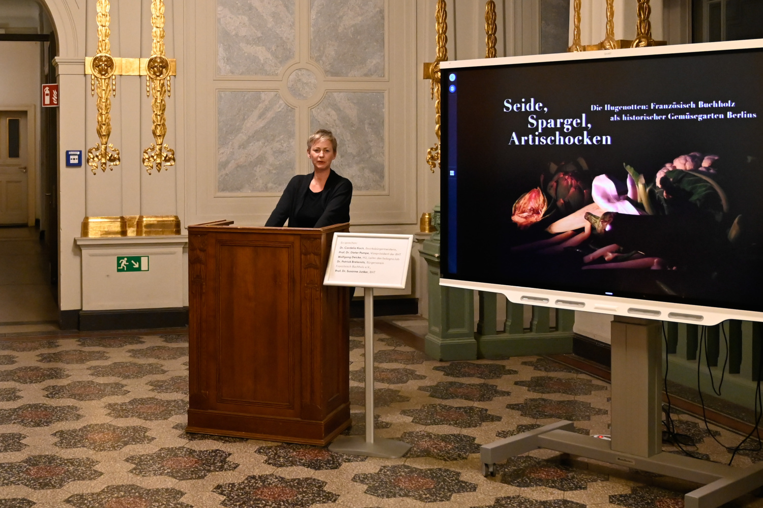 Bezirksbürgermeisterin Dr. Cordelia Koch eröffnete die Ausstellung am 30.11.2023