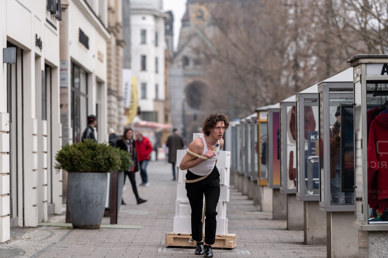 Jakob Wirth_Cutout. 1 km Patriarchy. Performance im öffentlichen Raum, Fotografie, 2024, 29 x 42 cm, Fotograf Jeremy Knowes