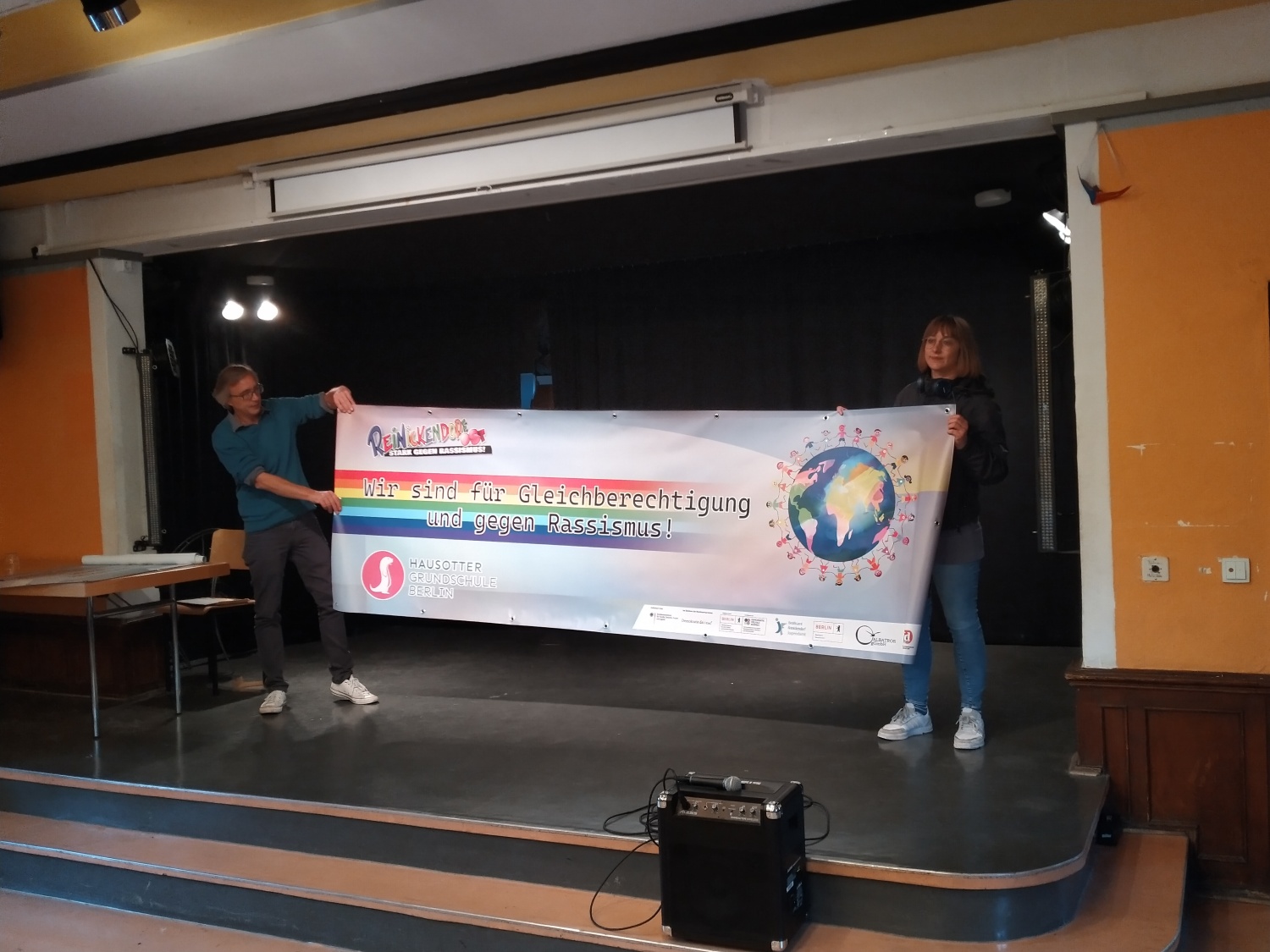 Banner der Hausotter Grundschule Berlin "Wir sind für Gleichberechtigung und gegen Rassismus!"