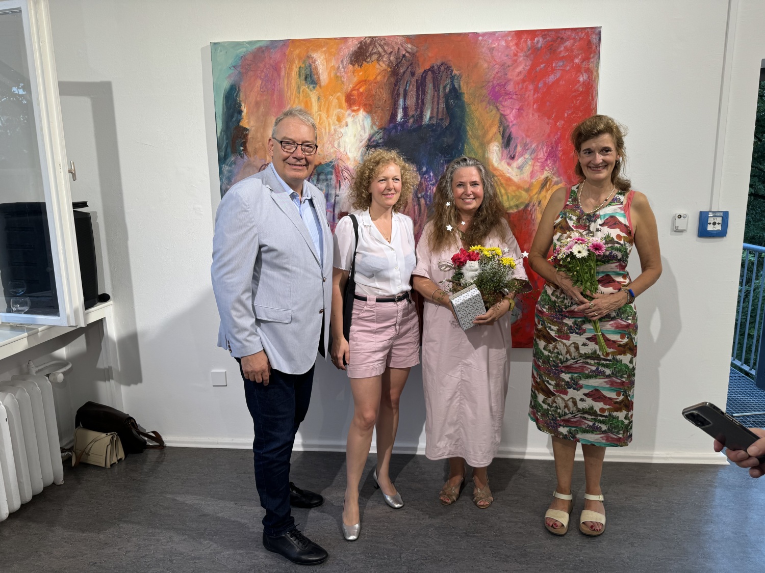 Bezirksstadtrat Harald Muschner, Anna Steinert, Zuzanna Skiba, Sabine Ziegenrücker vor Anna Steinerts ausgestelltem Werk (v.l.)