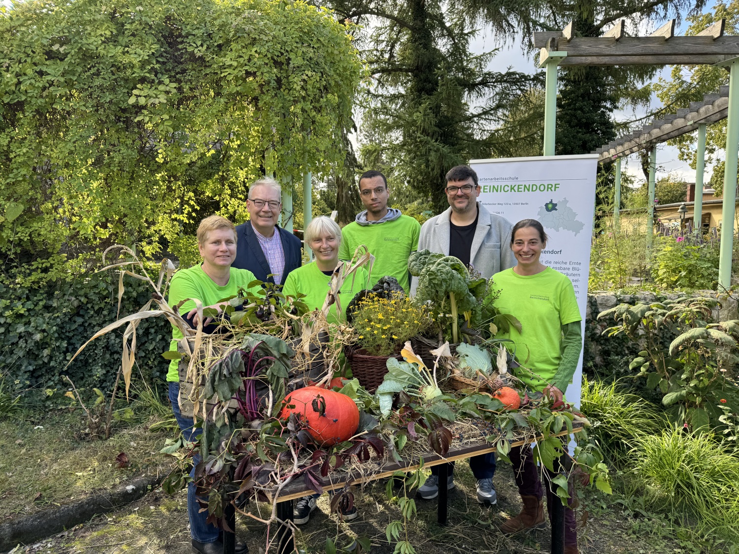 Die reichhaltige Ernte beim Erntedankfest der Gartenarbeitsschule (Gärtnerische Leitung Änne Nemitz, Bezirksstadtrat für Bildung Harald Muschner, Hiltrud Steffen, Karim Behrendt, Fachbereichsleiter Schulorganisation Christian Wasniewski, Nadine Weiß v.l.)