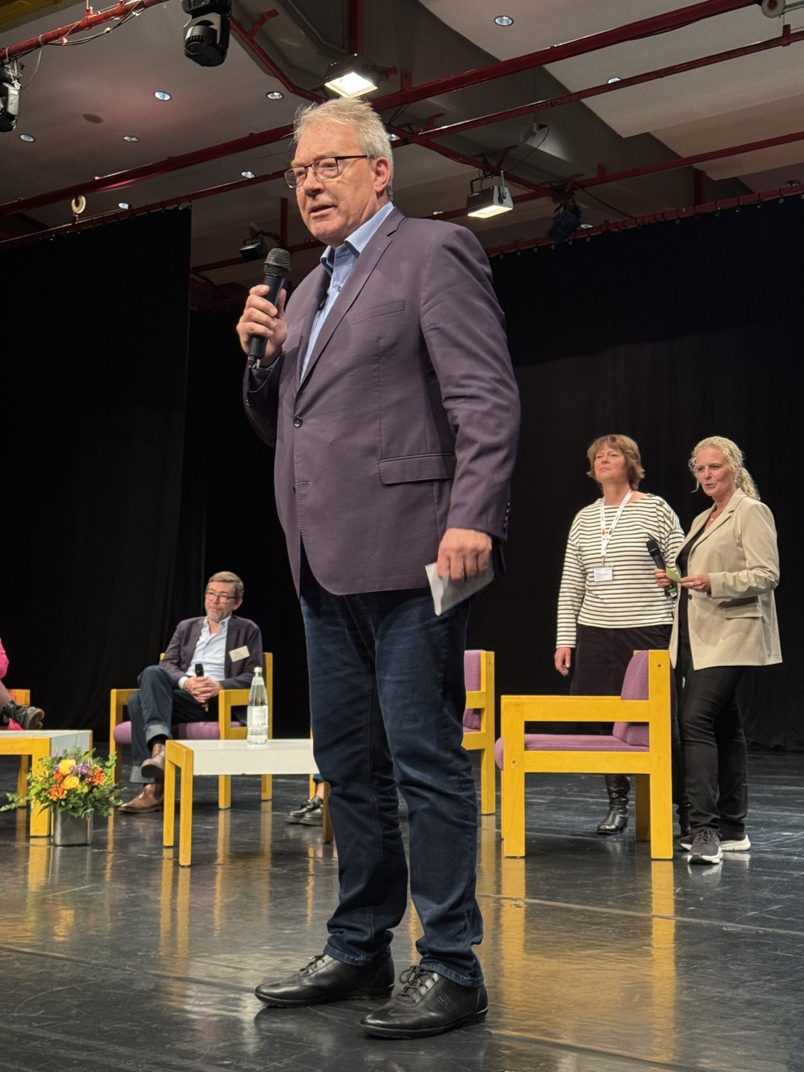 Bezirksstadtrat Harald Muschner (CDU) eröffnet die Reinickendorfer Oberschulmesse im Fontanehaus.