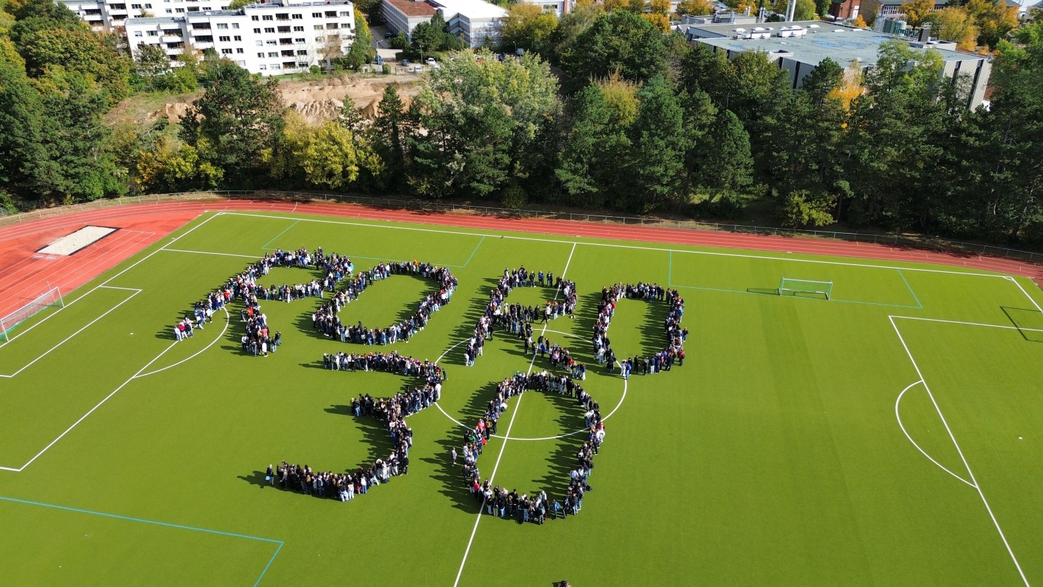 Schülerschaft und Personal des Romain-Rolland-Gymnasiums feiern den 30. Geburtstag der Schule