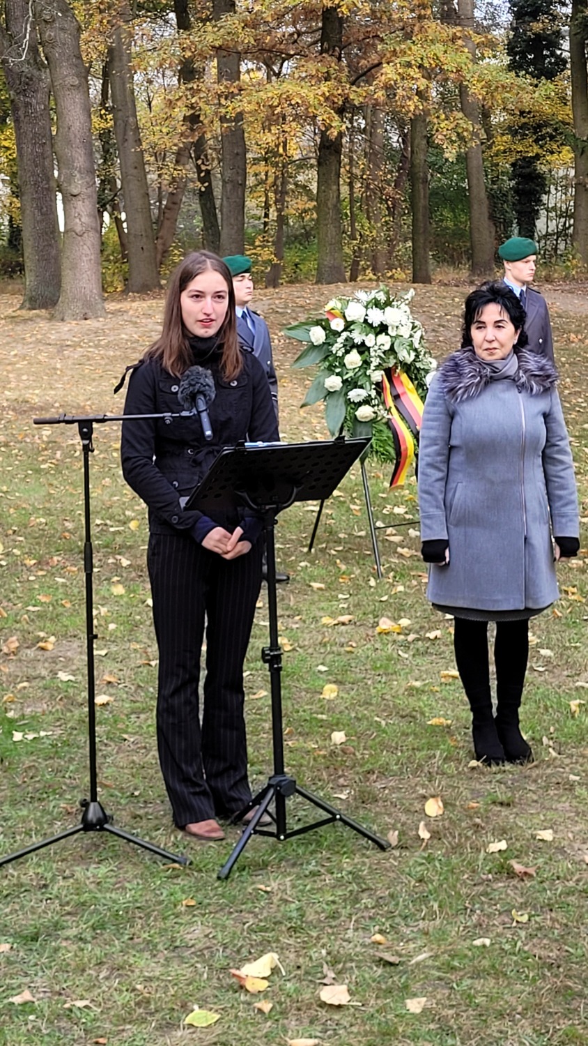 Schülerin Neva Friesch vom Europäischen Gymnasium Bertha-von-Suttner berichtete von der Jugendfahrt nach Lidice.