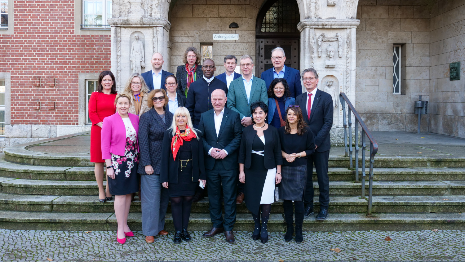 "Klassenfoto" der Senats- und Bezirksamtsmitglieder vor dem Rathaus Reinickendorf