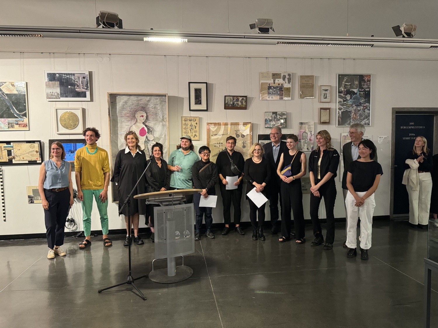 Ricarda Vinzin, Jakob Wirth, Dr. Sabine Ziegenrücker, Olga Moș, Dennis Fuchs, Zhiyuan Yang, Johannes Weilandt, Sarah Oh-Mock, Kulturstadtrat Harald Muschner, Ines Spanier, Nora Lube, Dr. Michael Blank, Kodac Ko, Hille Winkler (v.l.)