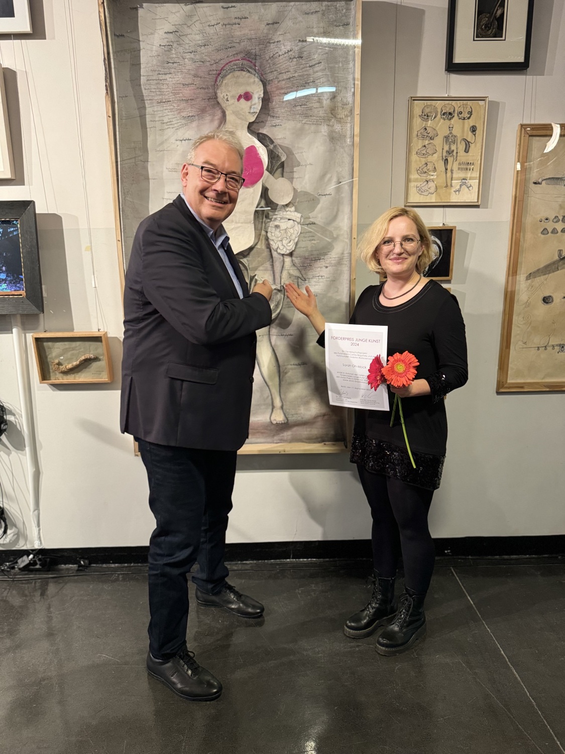 Kulturstadtrat Harald Muschner mit der Förderpreisgewinnerin Sarah Oh-Mock vor einer Ihrer Arbeiten in der Rathaus-Galerie