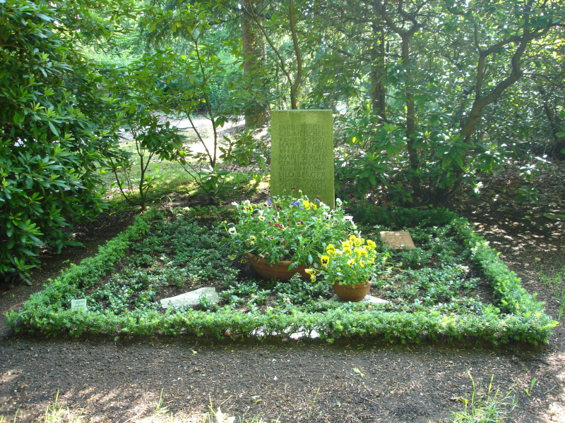 Ansicht des Ehrengrabes Lilo Berger Friedhof in den Kisseln