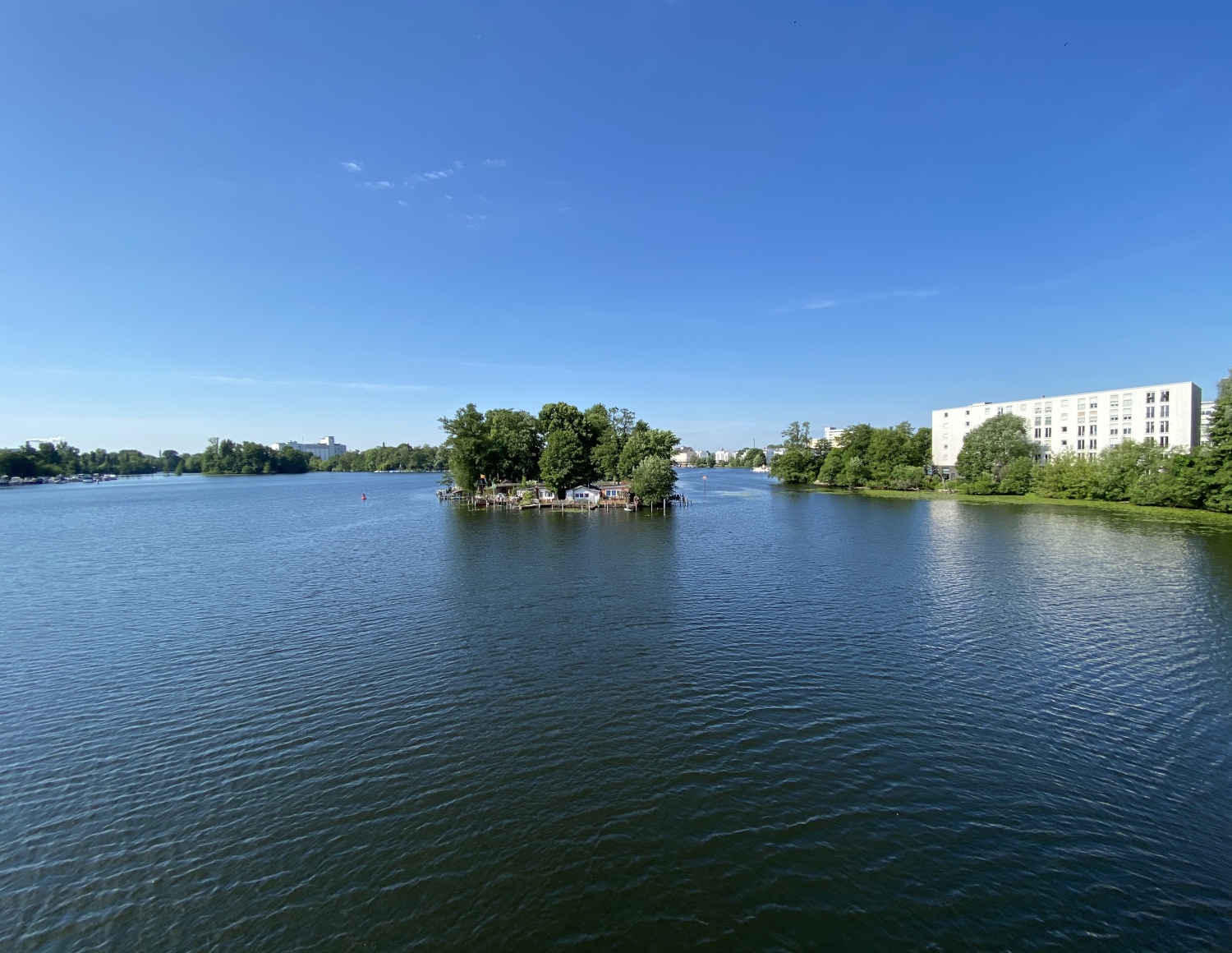 Blick von der Spandauer-See-Brücke auf die Insel "Kleiner Wall", die auch "Liebesinsel" genannt wird