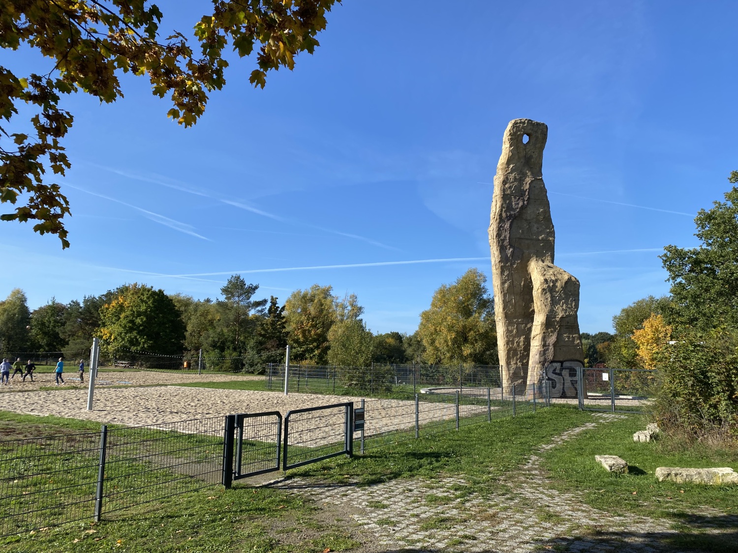 Volleyballfelder und Kletterturm im Spektepark