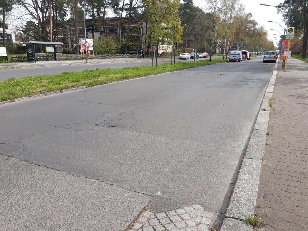 Vor der Sanierung in der Argentinischen Allee: Übersicht südliche Fahrbahn von Waldtraudstraße Richtung Clayallee