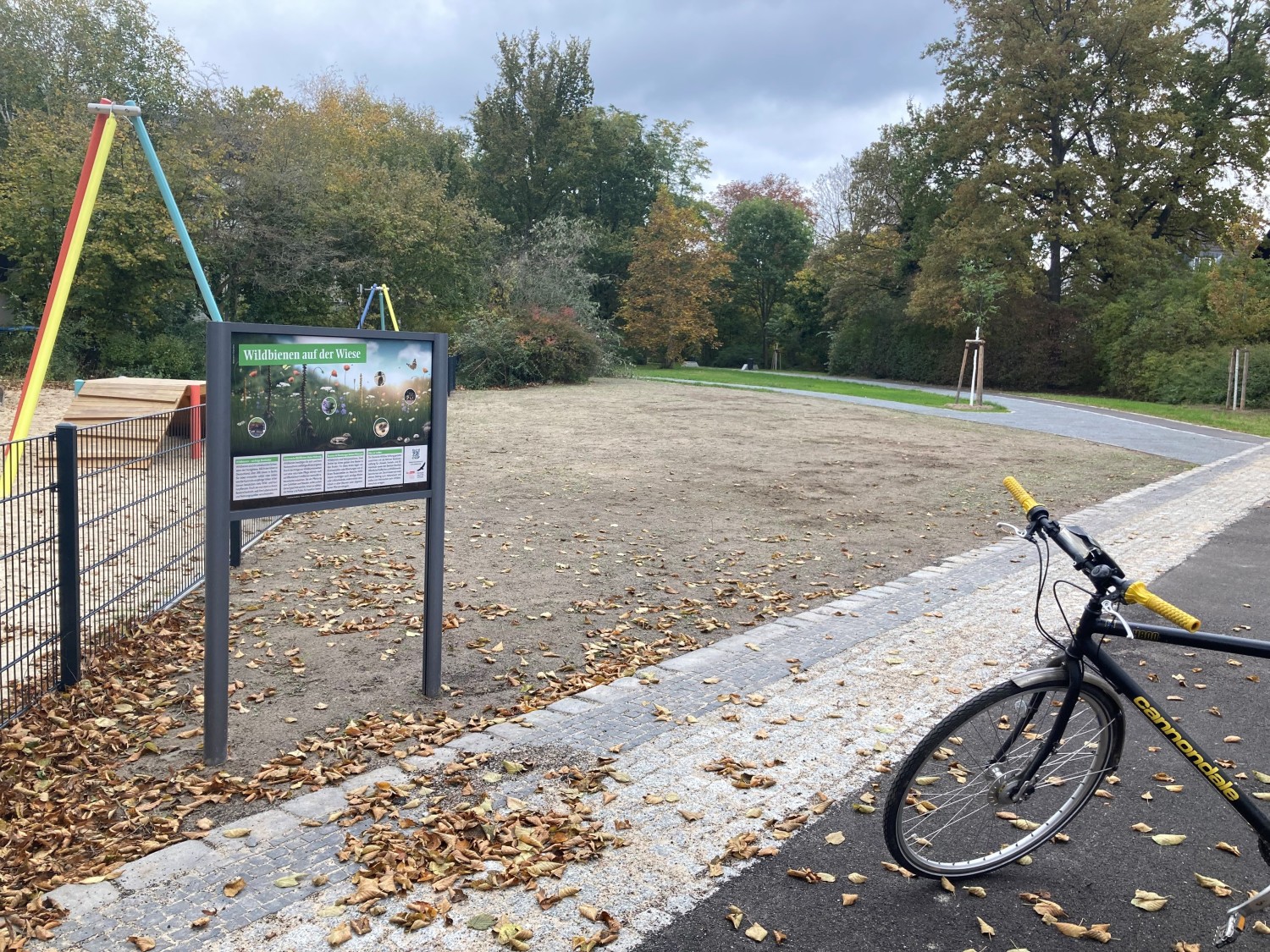 Infotafel über "Wildbienen auf der Wiese" vor dem Spielplatz an der Scheelestraße