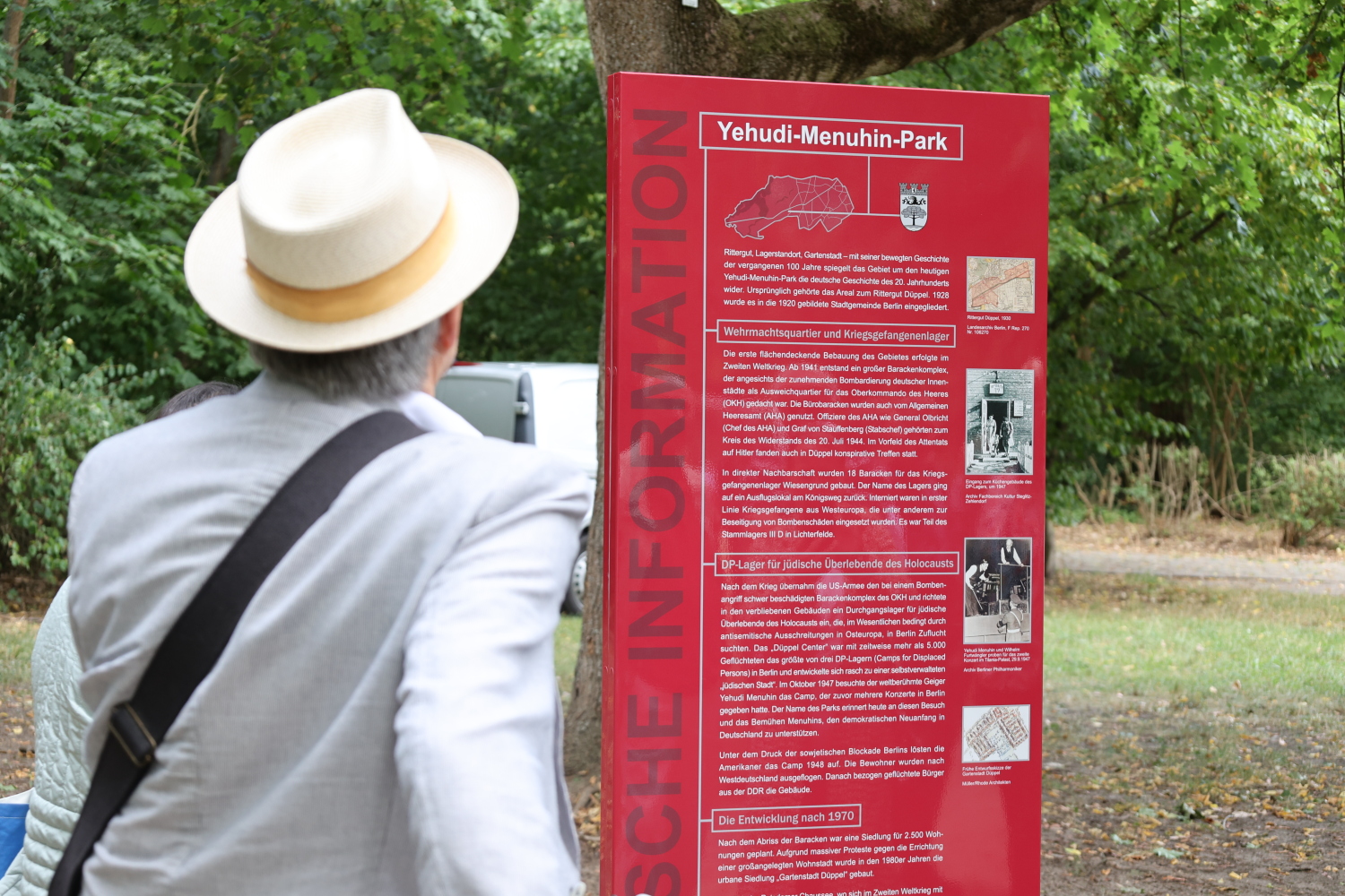 Die neu enthüllte Stele im Yehudi-Menuhin-Park