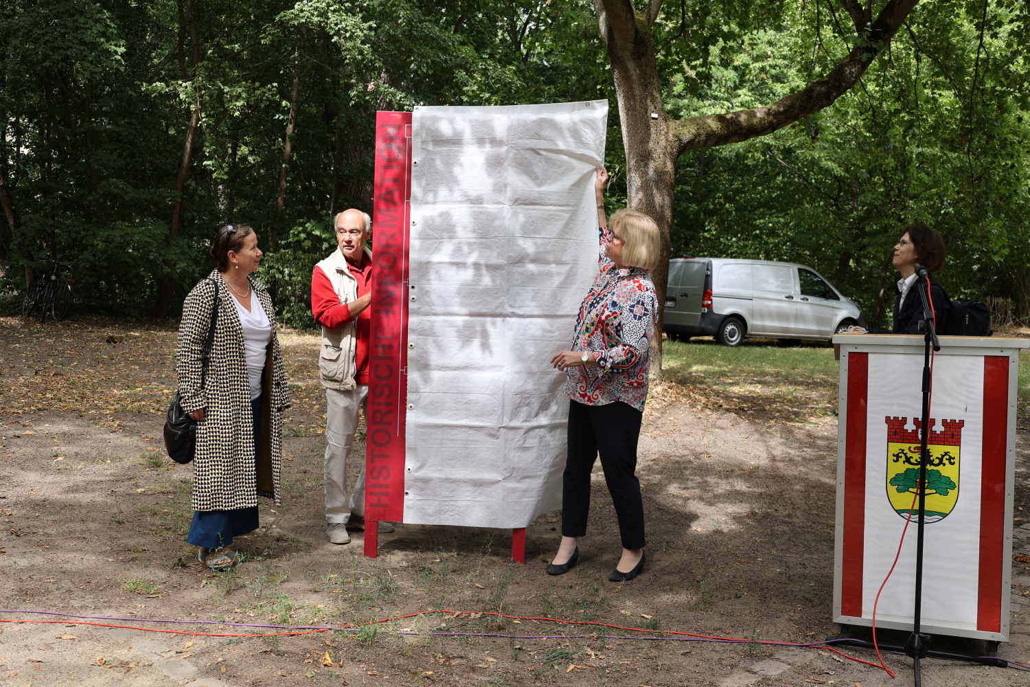 Künstlerin Karin Rosenberg, Autor Dr. Wolfgang Ellerbrock und Bezirksstadträtin Cerstin Richter-Kotowski bei der Enthüllung der Stele