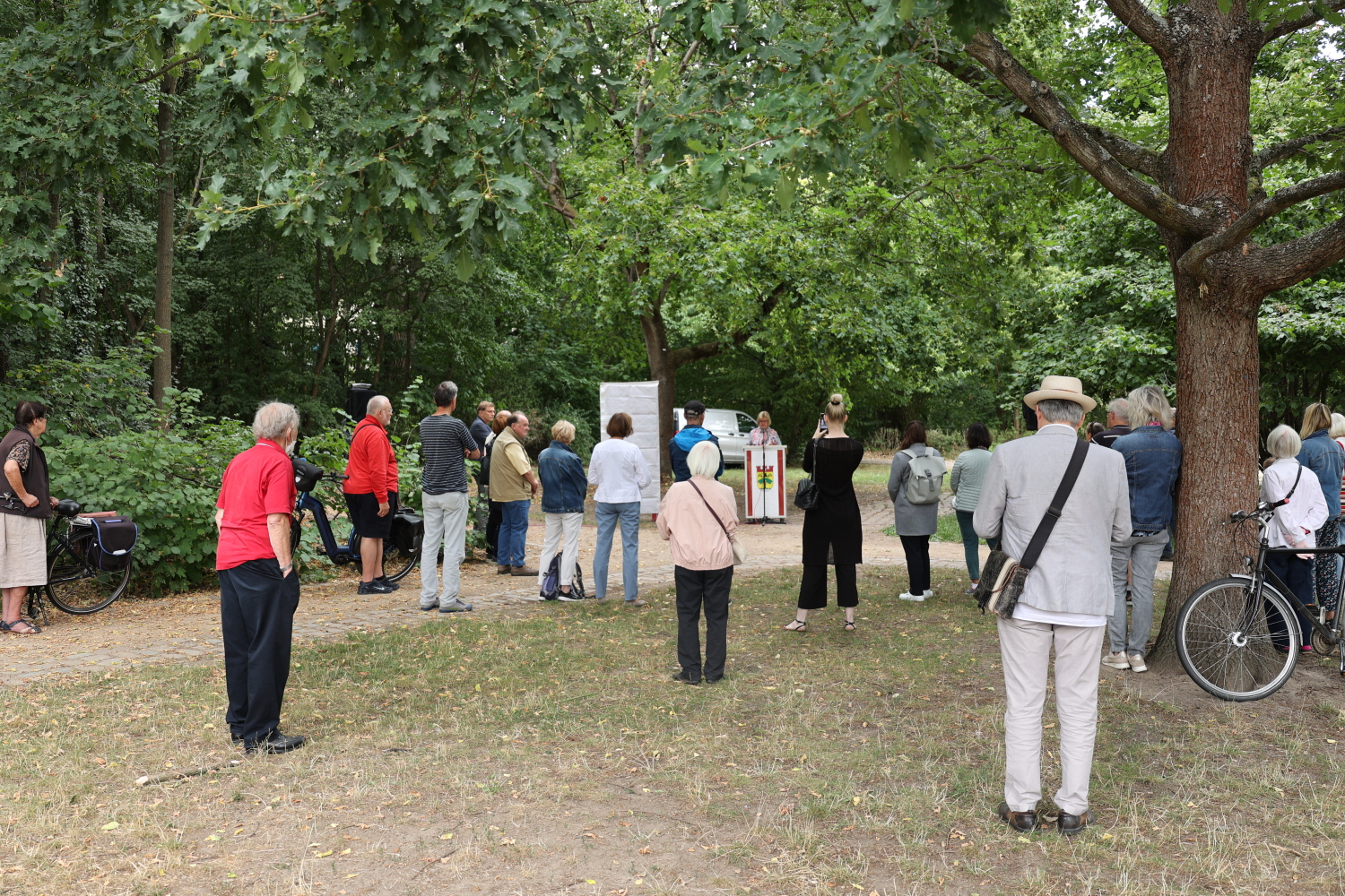 Interessierte Bürgerinnen und Bürger hören dem Grußwort der Bezirksstadträtin Cerstin Richter-Kotowski zu