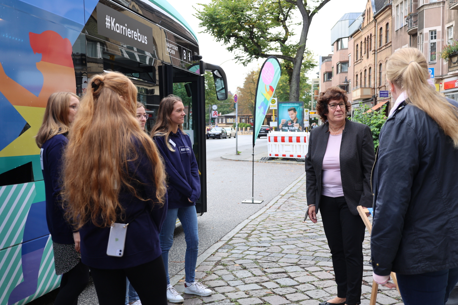 Bezirksbürgermeisterin Maren Schellenberg vor Ort