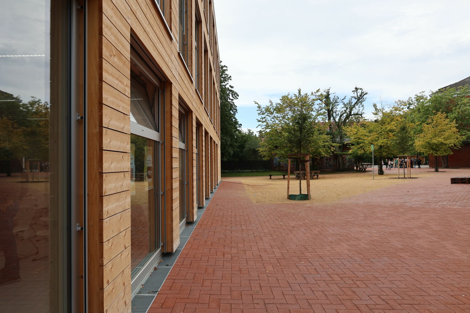 Außenfassade mit Blick auf den Hof des HOMEB Alt-Lankwitzer Grundschule