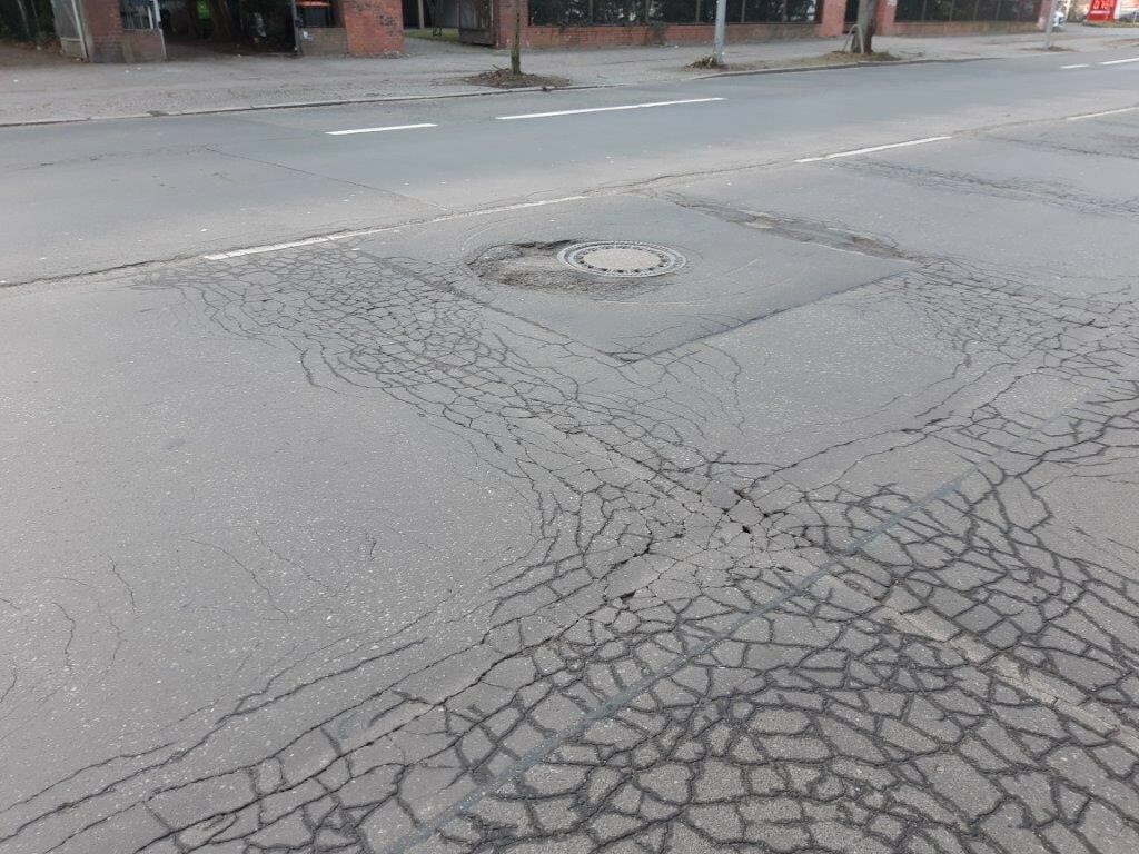 Bauvorhaben Königsberger Straße - Beispiel Fahrbahnzustand ca. vor Haus Nr. 25, Richtung Teltowkanalbrücke