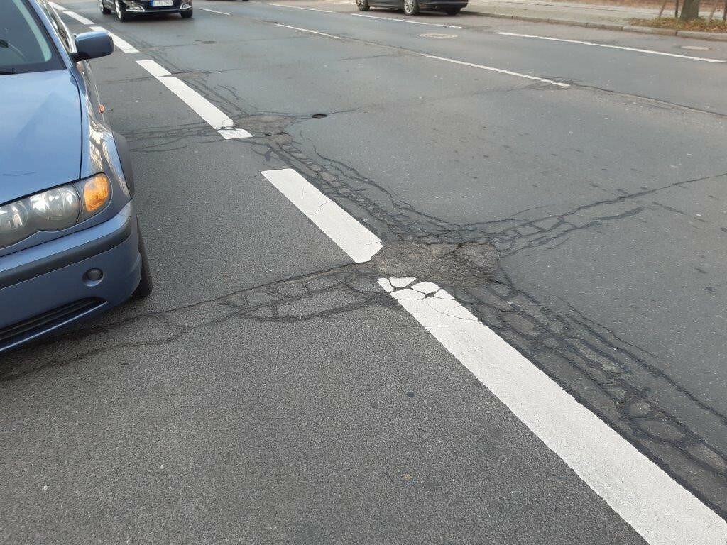 Bauvorhaben Königsberger Straße - Beispiel Fahrbahnzustand ca. vor Imbiss, Richtung Ostpreußendamm