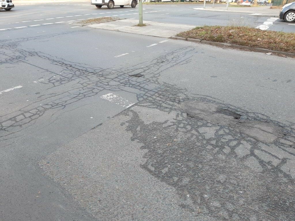 Bauvorhaben Königsberger Straße - Beispiel Kreuzung Ostpreußendamm, Fahrbahnzustand Richtung Kranoldplatz