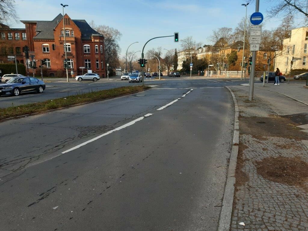 Bauvorhaben Königsberger Straße - Übersicht Kreuzung Ostpreußendamm, Beispiel Fahrbahnzustand Richtung Westen