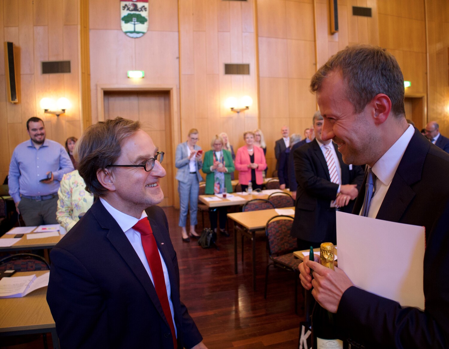 Michael Karnetzki (links) beglückwünscht den neuen Bezirksstadtrat Patrick Steinhoff (rechts)