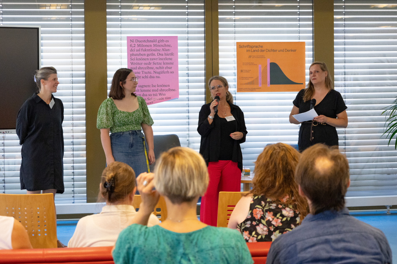 v.l.n.r.: Anneke Krueger (VHS Steglitz-Zehlendorf), Lena Sophie Stein (Stadtbibliothek Steglitz-Zehlendorf), Kerstin Bolik (Alpha-Bündnis Steglitz-Zehlendorf), Claudia Parton (Moderatorin)